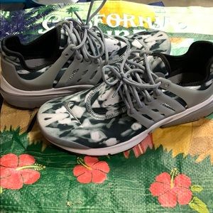 Women’s 8 Nike prestos